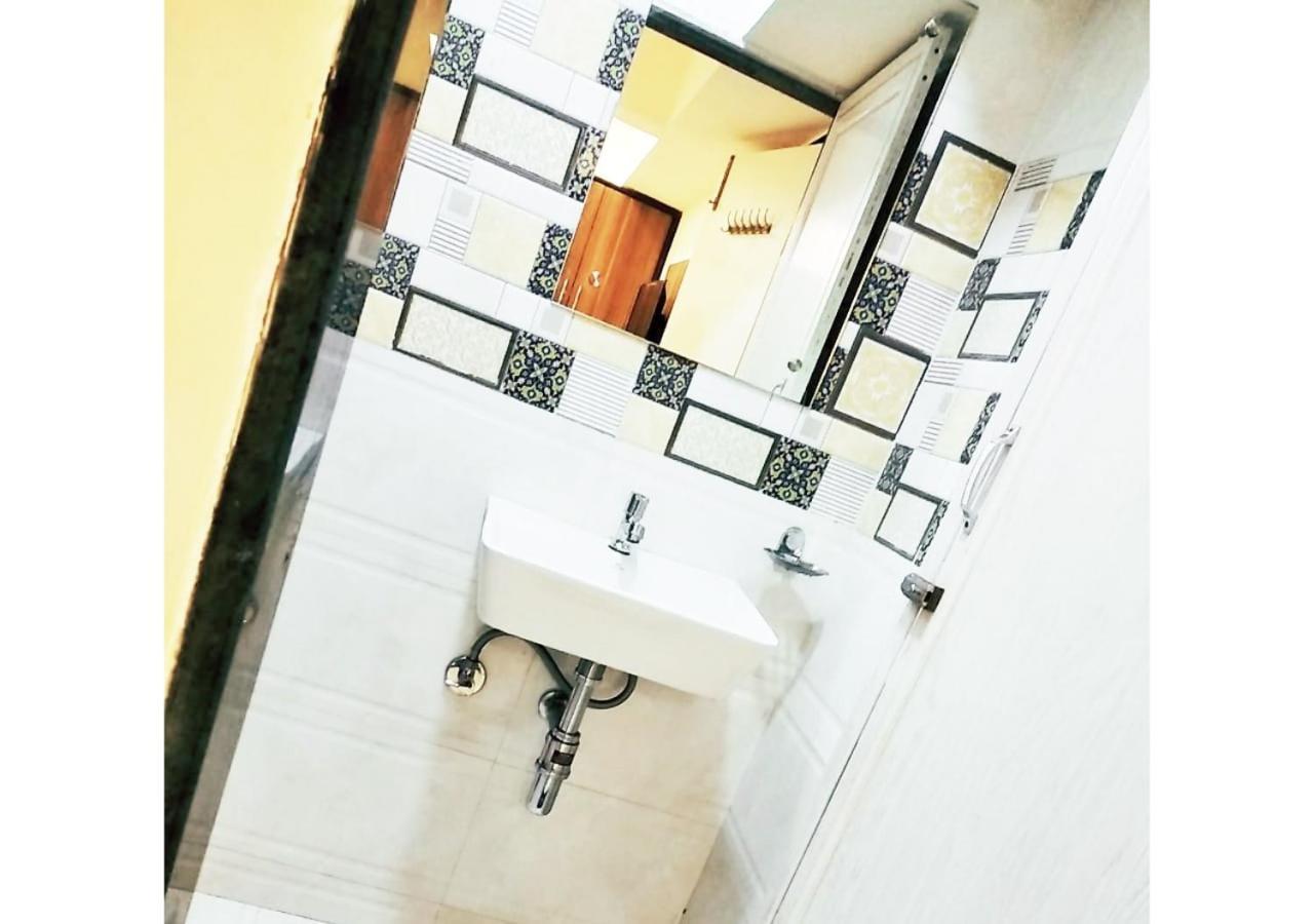 Hotel Ashyana - Near To Grant Road Station มุมไบ ภายนอก รูปภาพ