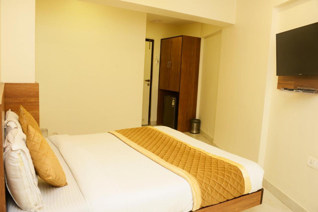Hotel Ashyana - Near To Grant Road Station มุมไบ ภายนอก รูปภาพ