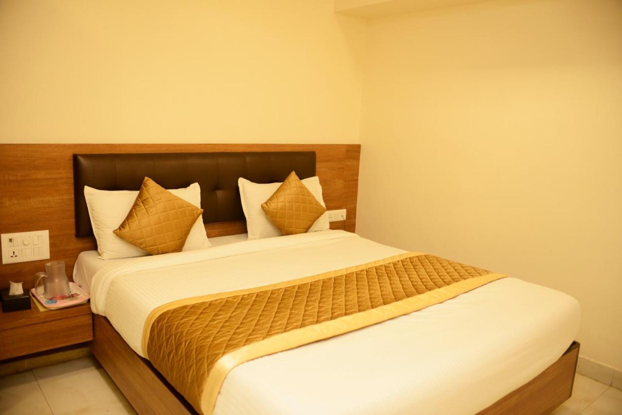 Hotel Ashyana - Near To Grant Road Station มุมไบ ภายนอก รูปภาพ