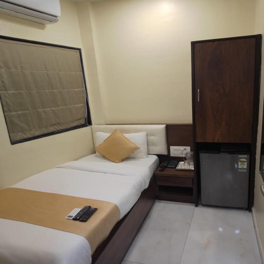 Hotel Ashyana - Near To Grant Road Station มุมไบ ภายนอก รูปภาพ
