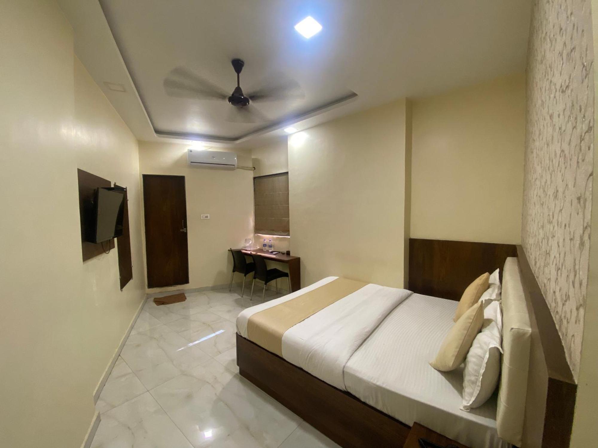Hotel Ashyana - Near To Grant Road Station มุมไบ ภายนอก รูปภาพ