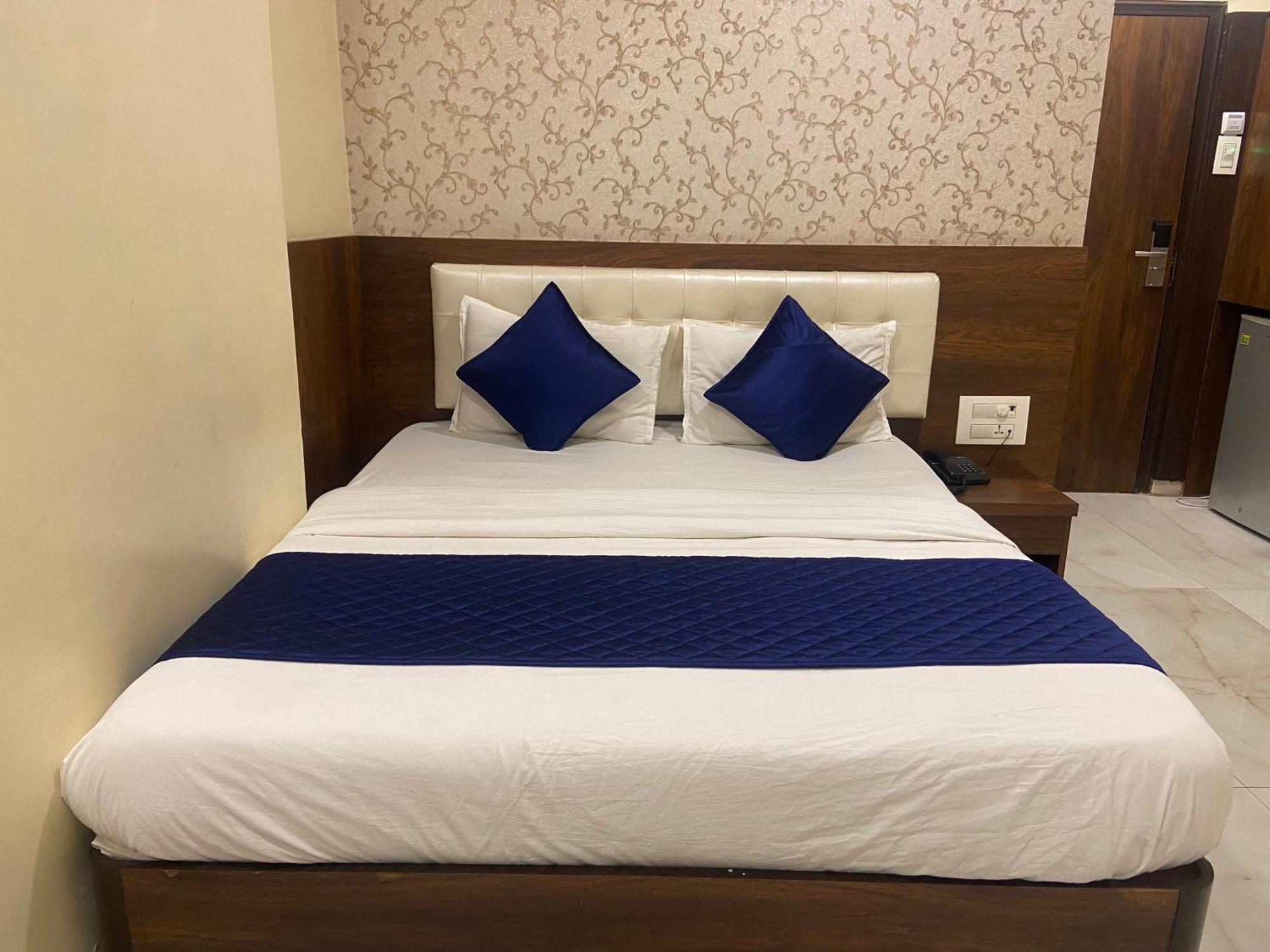 Hotel Ashyana - Near To Grant Road Station มุมไบ ภายนอก รูปภาพ