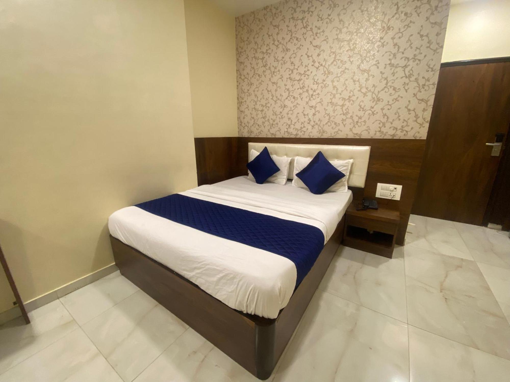 Hotel Ashyana - Near To Grant Road Station มุมไบ ภายนอก รูปภาพ